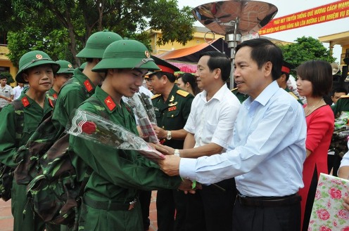 Đ/c Dương Ngọc Long - Phó Bí thư Tỉnh ủy, Chủ tịch UBND tỉnh tặng hoa động viên các tân binh huyện Phú Bình trước giờ lên đường nhập ngũ